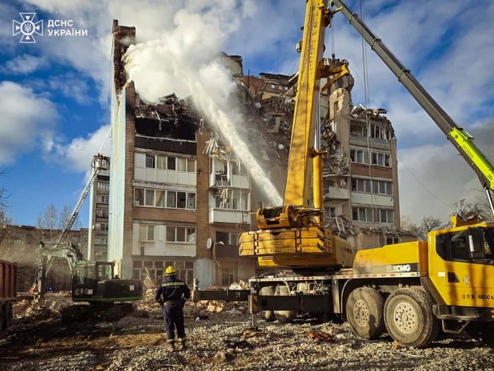 Наслідки російського повітряного удару по Тернополю, фото: ДСНС