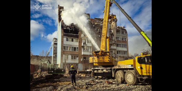 Наслідки російського повітряного удару по Тернополю, фото: ДСНС