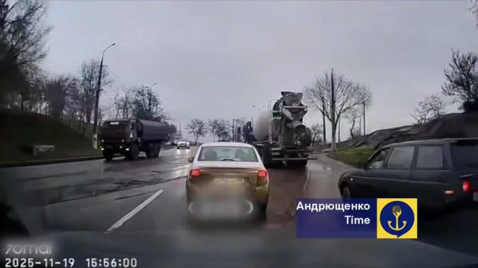 Перекидання техніки через Маріуполь. Скріншот з відео