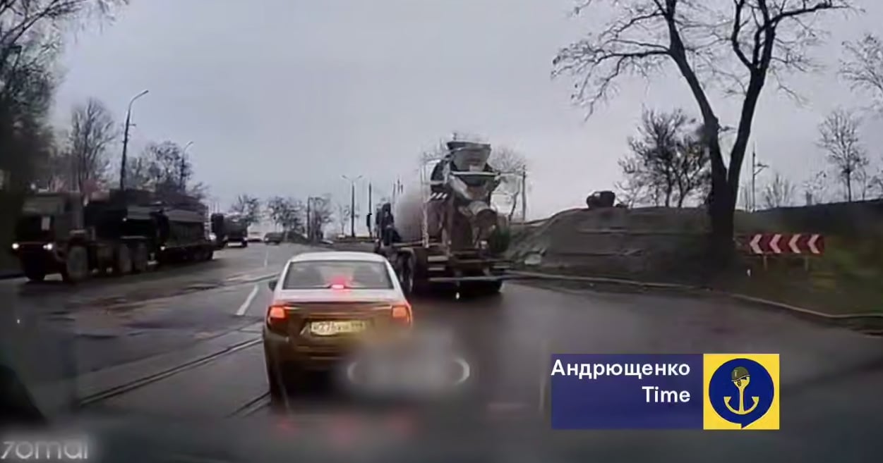 Перекидання техніки через Маріуполь. Скріншот з відео