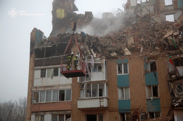 Наслідки російського удару по Тернополю, фото: ДСНС