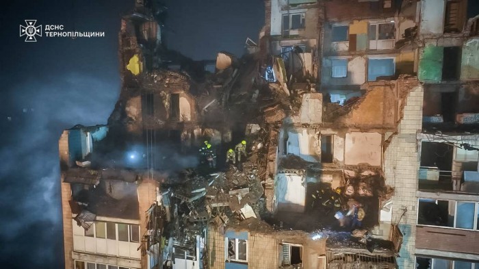 Наслідки ракетного удару по Тернополю, фото: ДСНС