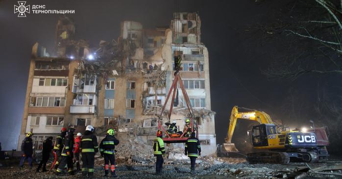 Последствия обстрела Тернополя. Фото: ГСЧС