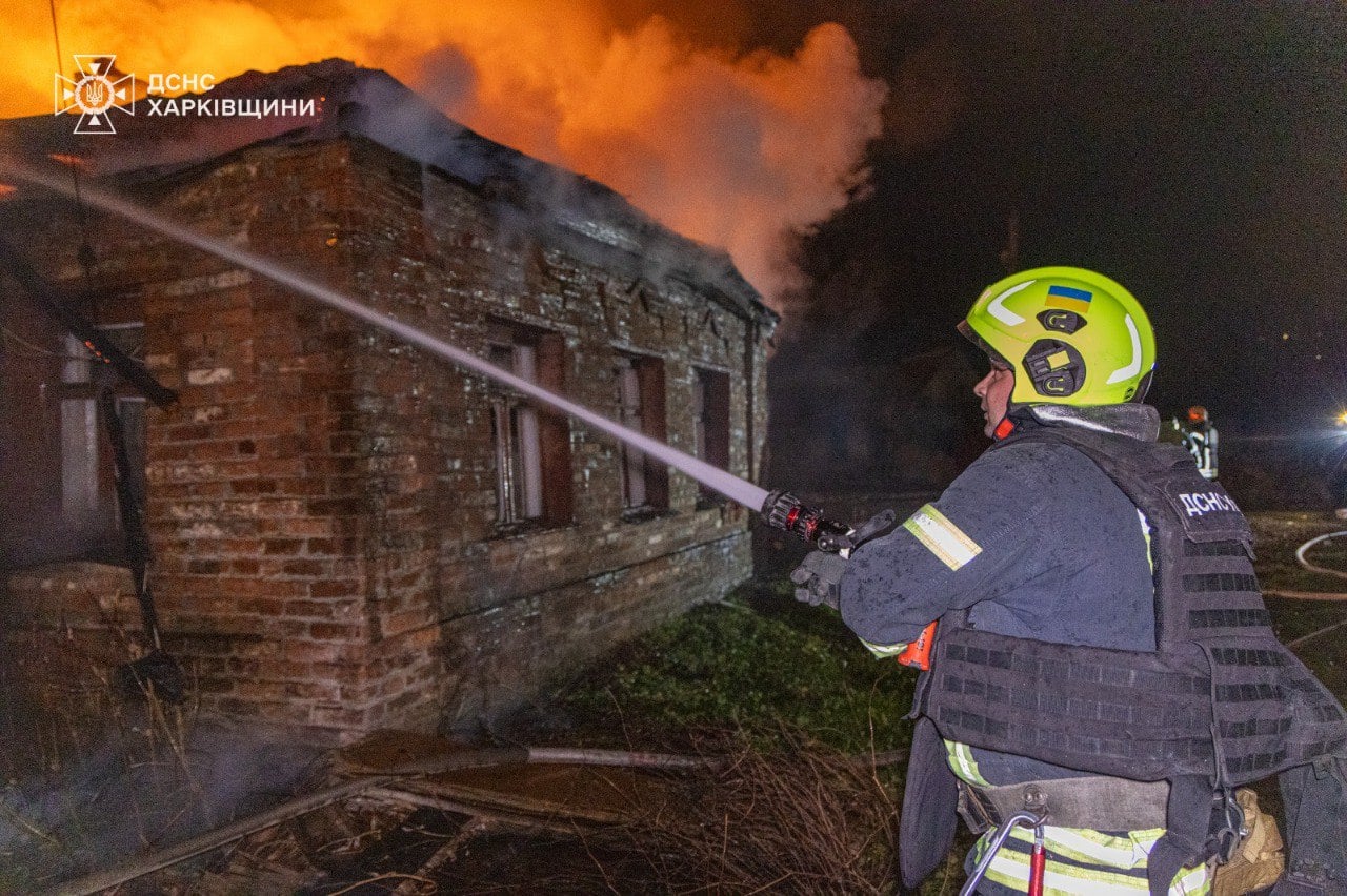 Наслідки обстрілів. Фото: ДСНС