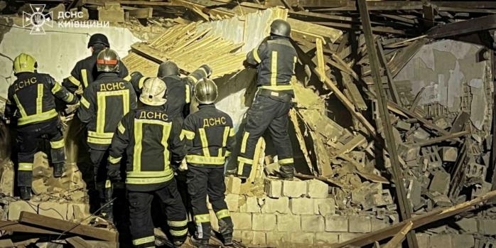 Последствия российской воздушной атаки по Киевской области, фото: ГСЧС