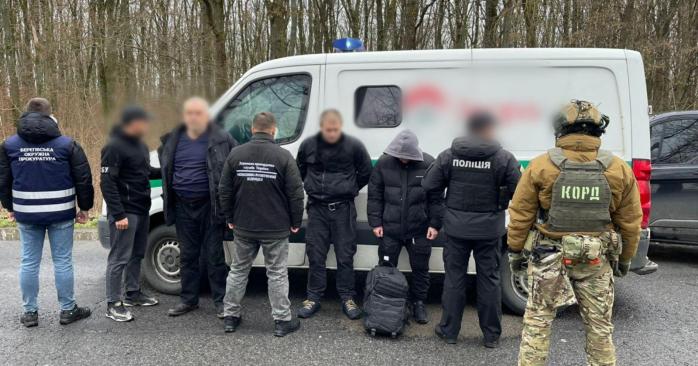 На Закарпатье инкассаторы вывозили к границе мужчин в броневике. Фото: 