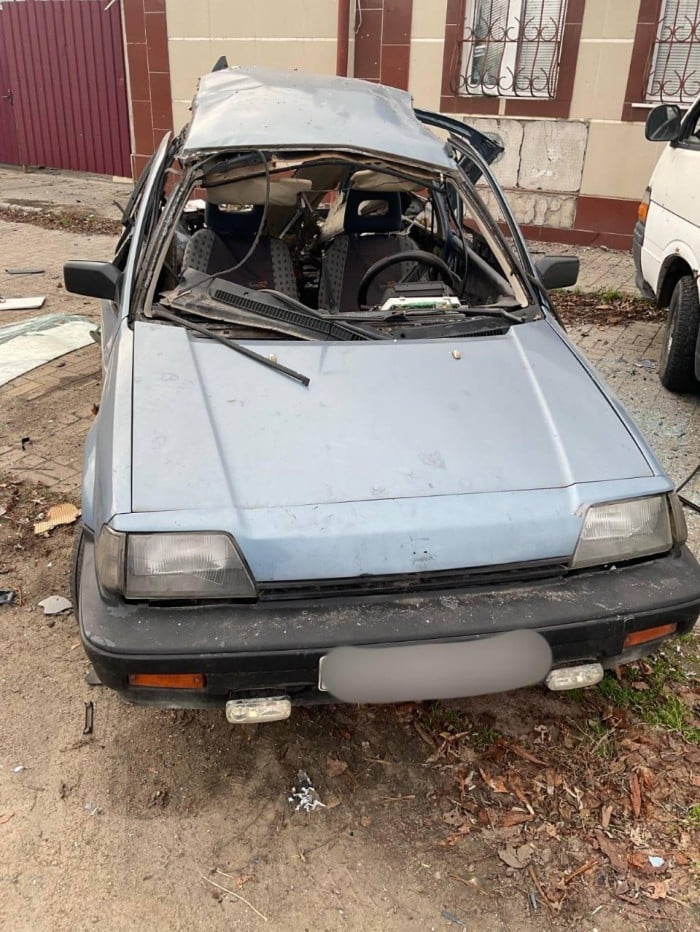 Наслідки атаки російського дрона, фото: Херсонська ОВА