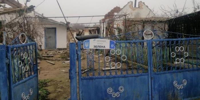 Последствия российского обстрела Новокаирова, фото: Херсон ОВА