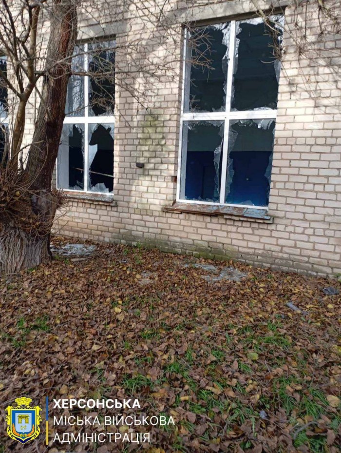 Наслідки удару російського дрона, фото: Херсонська МВА