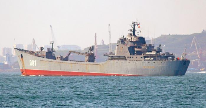 Оккупанты перемещают корабли между причалами в Крыму. Фото: