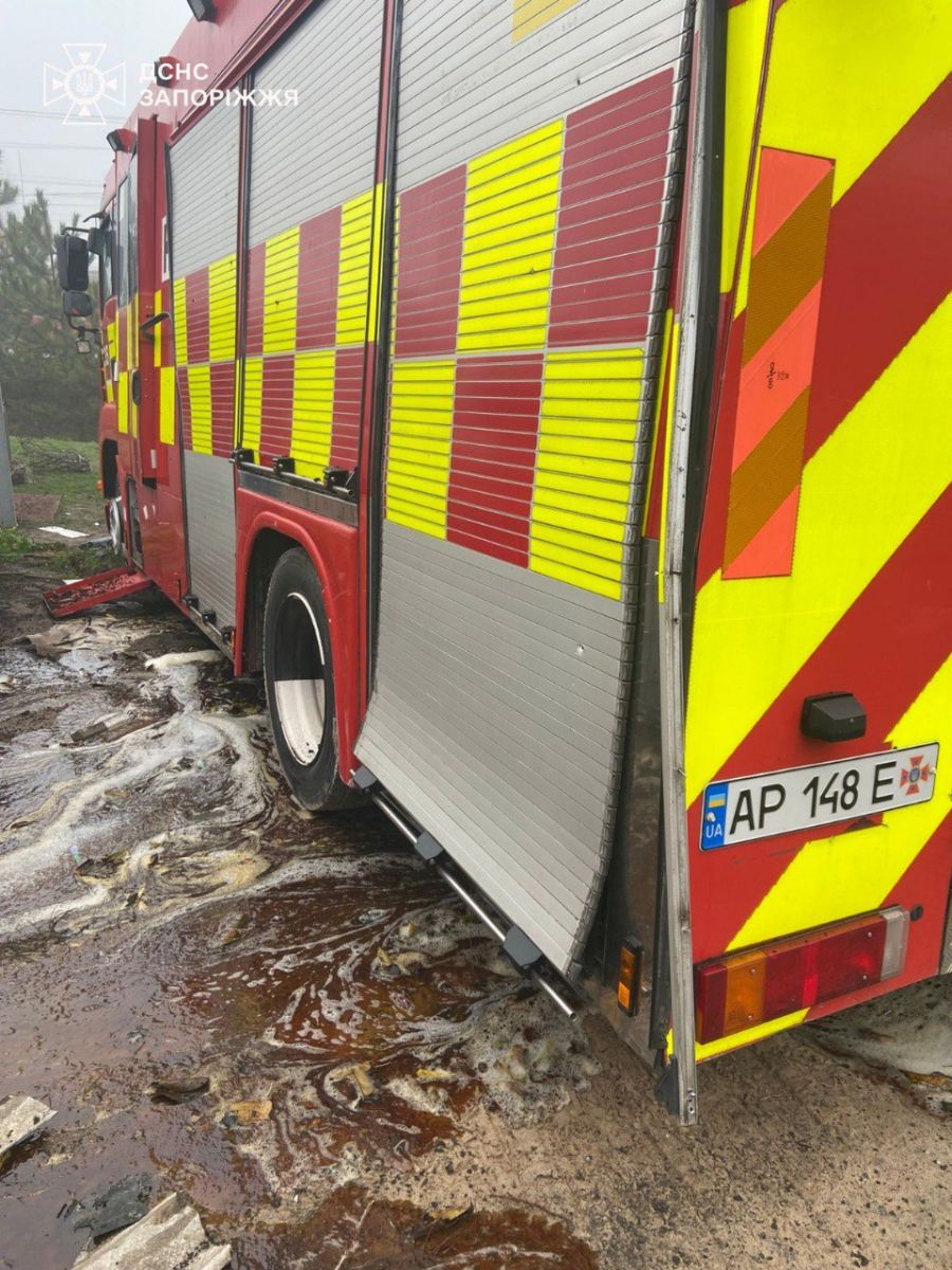 Російські дрони вдарили по пожежній частині. Фото: ДСНС