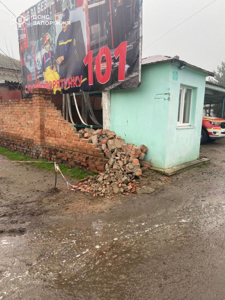 Російські дрони вдарили по пожежній частині. Фото: ДСНС