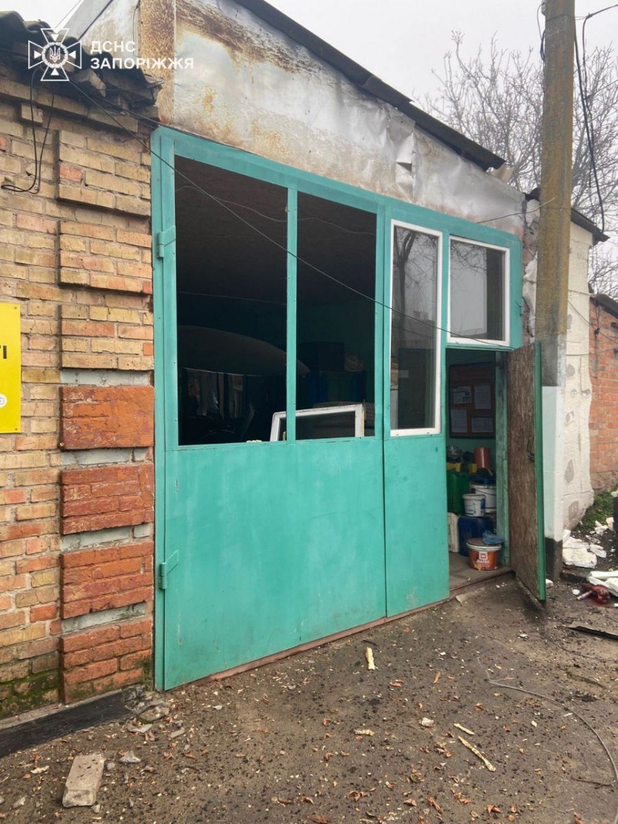 Російські дрони вдарили по пожежній частині. Фото: ДСНС