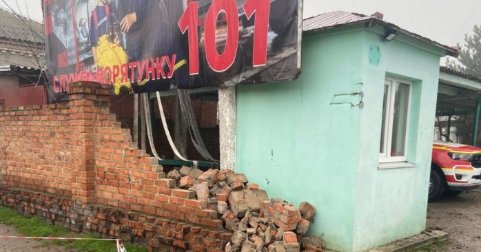 Російські дрони вдарили по пожежній частині. Фото: ДСНС