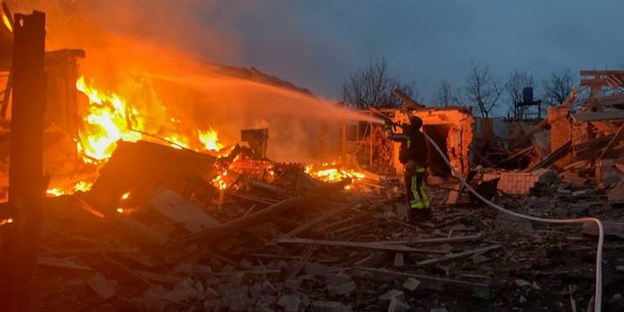 Последствия российского авиаудара по селу Шестаково Харьковской области, фото: ГСЧС