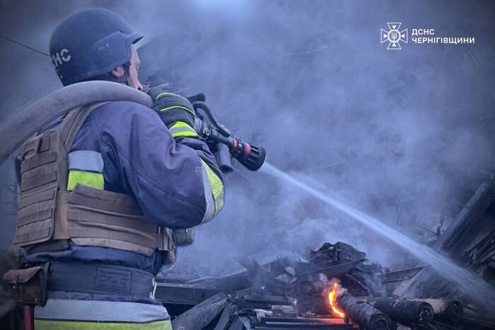 Наслідки російської атаки на Чернігівщину, фото: ДСНС
