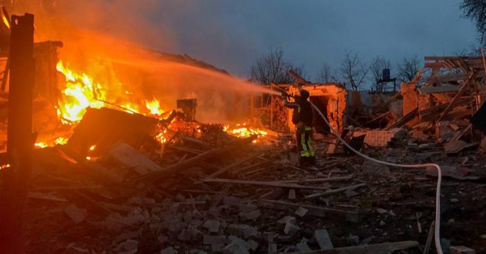 Россияне обстреляли село в Харьковской области. Фото: ГСЧС