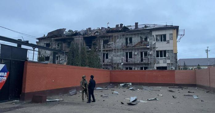 Дрони атакували будівлю ФСБ та розташування полку «Ахмат» у Чечні. Фото: 