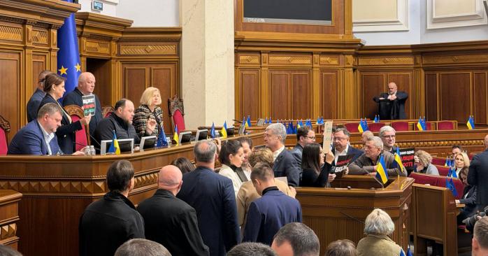 Нардепи заблокували трибуну. Фото: Ярослав Железняк