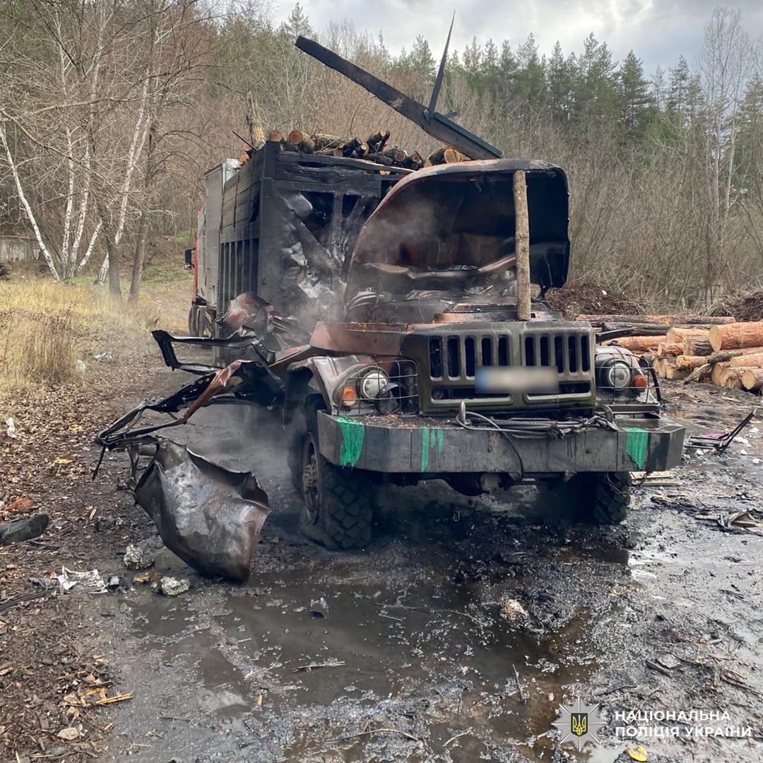 Росіяни атакували вантажівку на Харківщині. Фото: поліція
