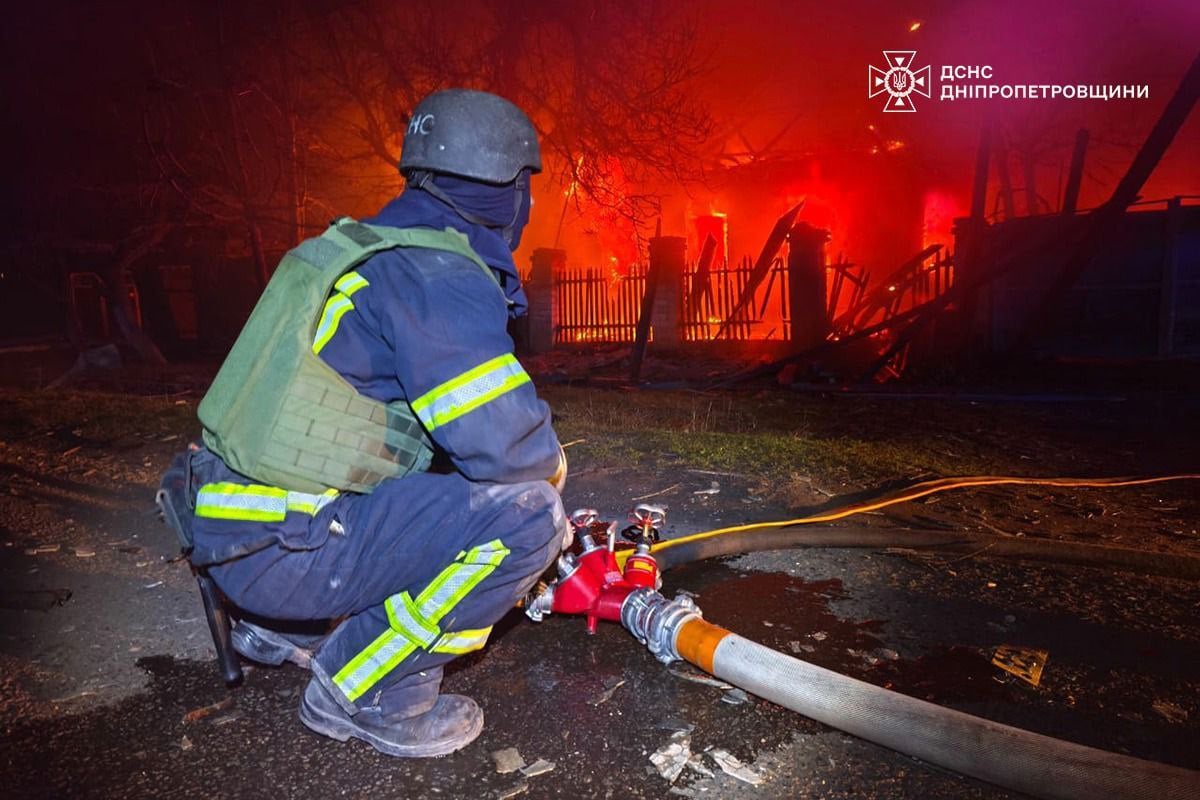 Наслідки обстрілів. Фото: ДСНС