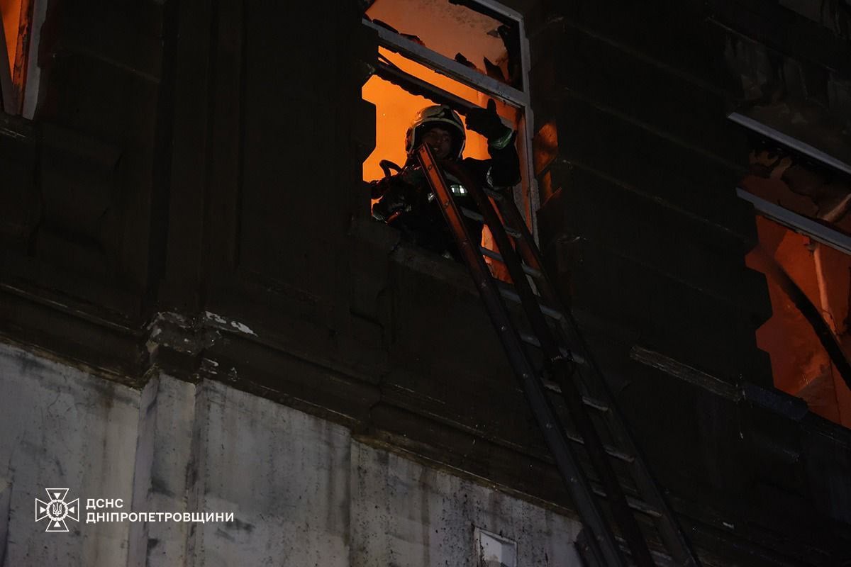 Наслідки обстрілів. Фото: ДСНС