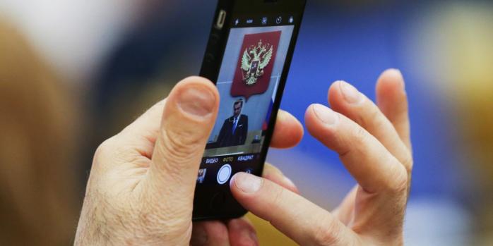 Контролируемый российскими силовиками мессенджер заставляют устанавливать на ВОТ, фото: «Газета.ру»