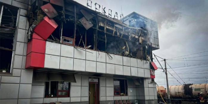 Російські обстріли знищили залізничну станцію у Фастові, фото: ДСНС