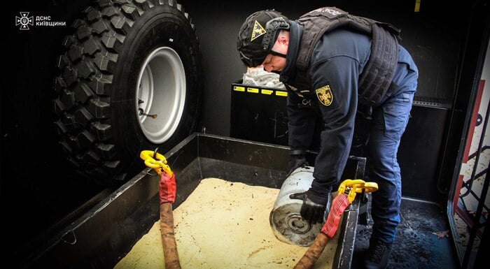 Вилучення бойової частини російського безпілотника, фото: ДСНС