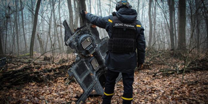 Изъятие боевой части российского беспилотника, фото: ГСЧС