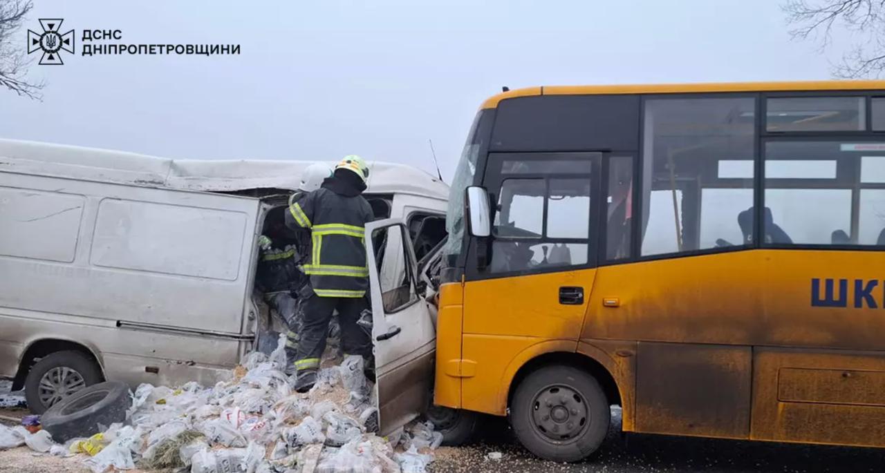 Смертельна ДТП зі шкільним автобусом. Фото: ДСНС