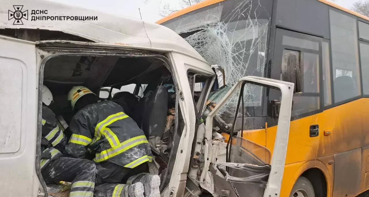 Смертельна ДТП зі шкільним автобусом. Фото: ДСНС