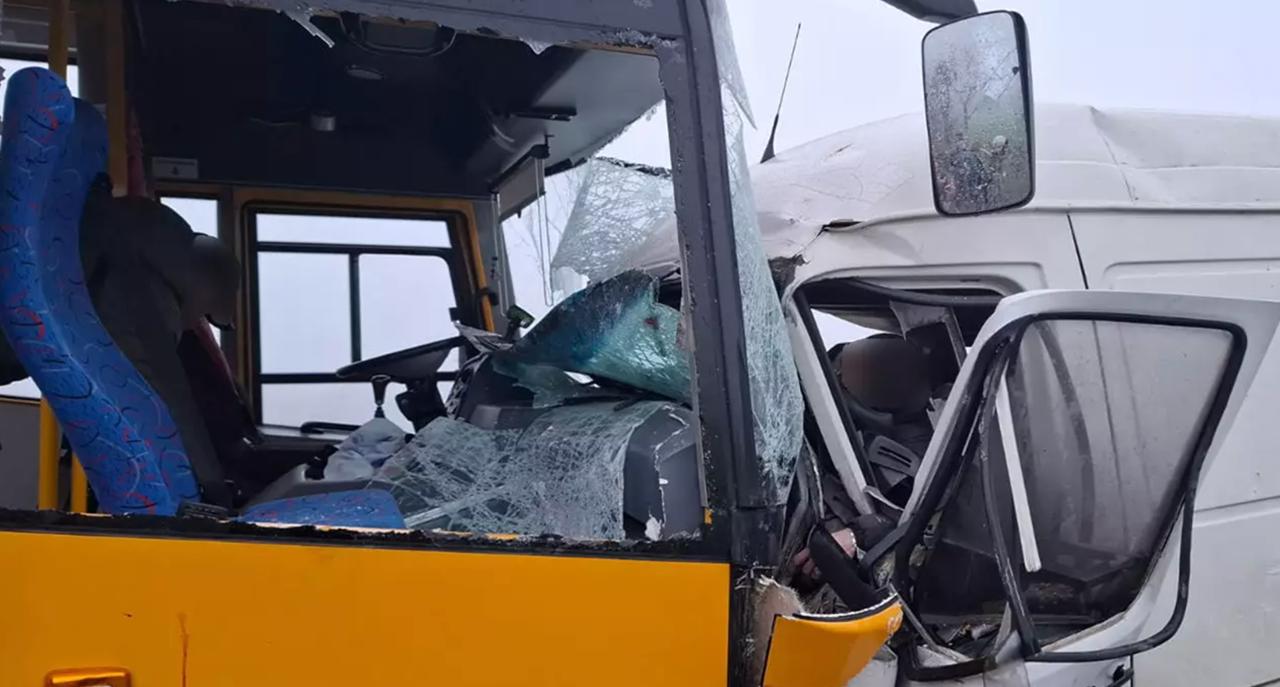 Смертельна ДТП зі шкільним автобусом. Фото: ДСНС