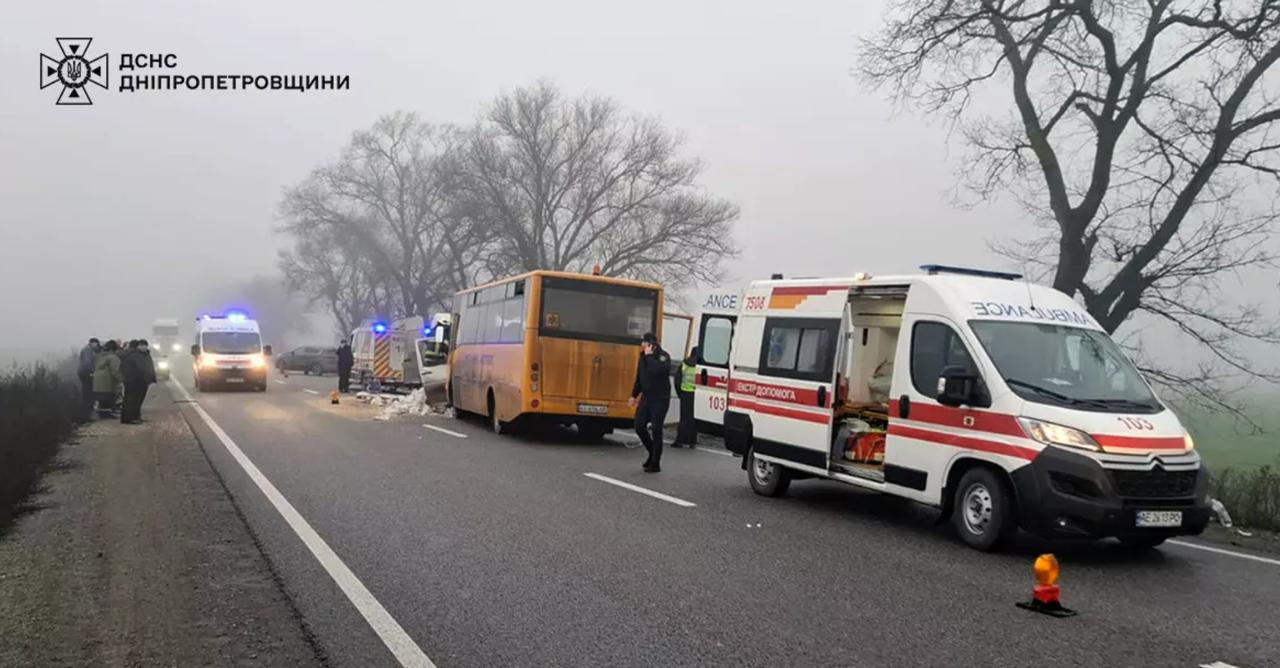 Смертельна ДТП зі шкільним автобусом. Фото: ДСНС