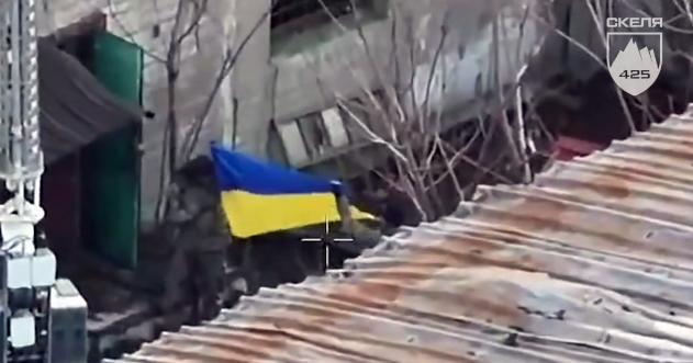 Український прапор у центрі Покровська. Скріншот з відео