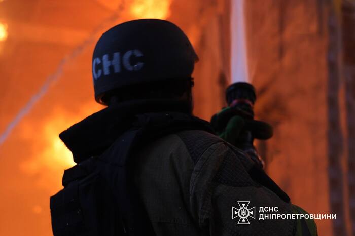 Наслідки російського обстрілу Дніпропетровщини, фото: ДСНС