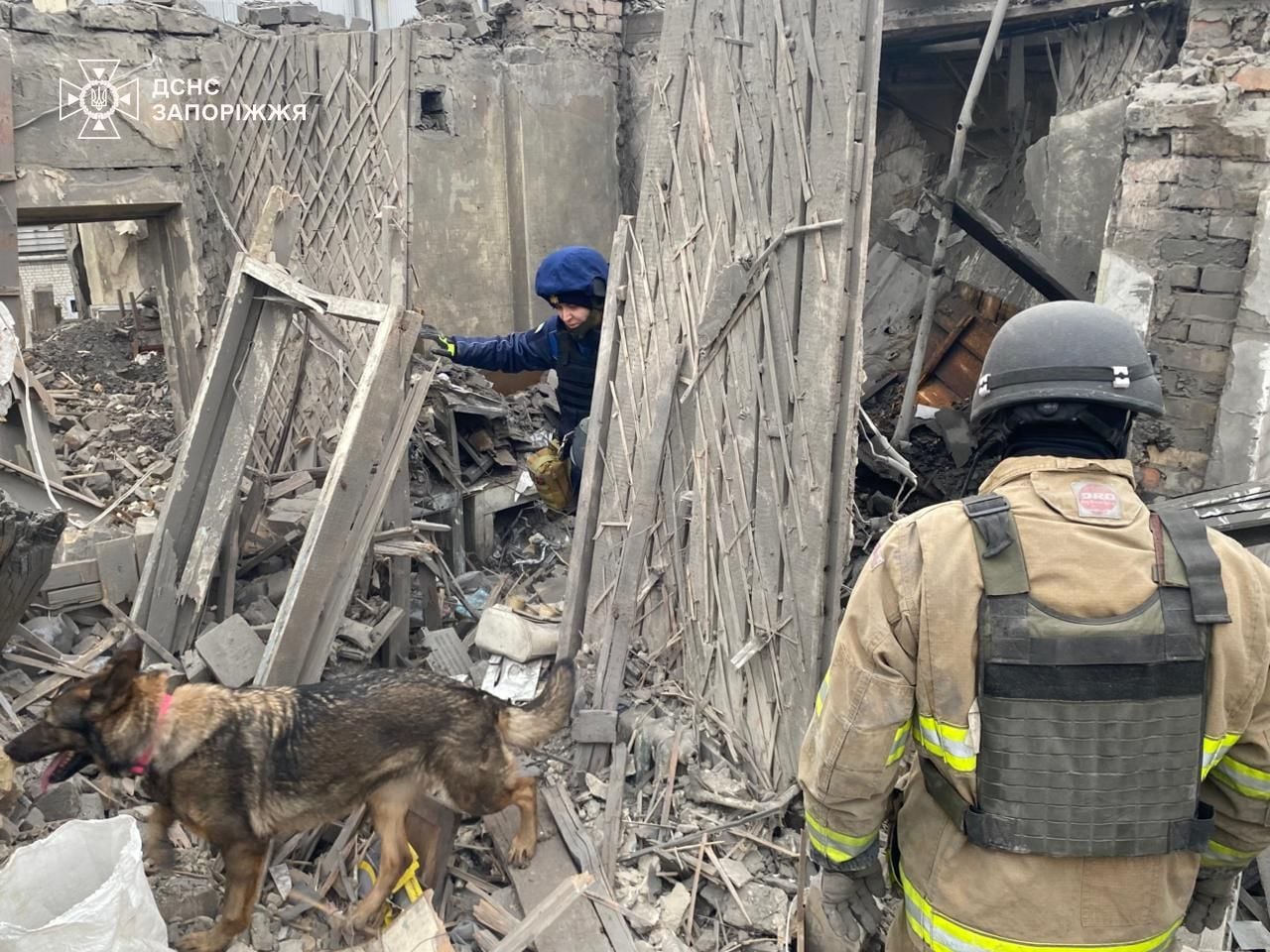 Наслідки обстрілу Запоріжжя. Фото: ДСНС