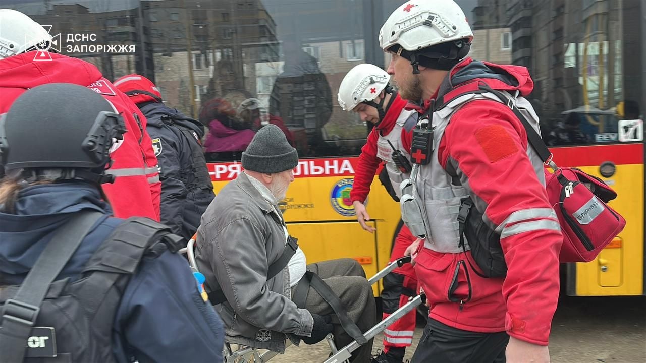 Наслідки обстрілу Запоріжжя. Фото: ДСНС