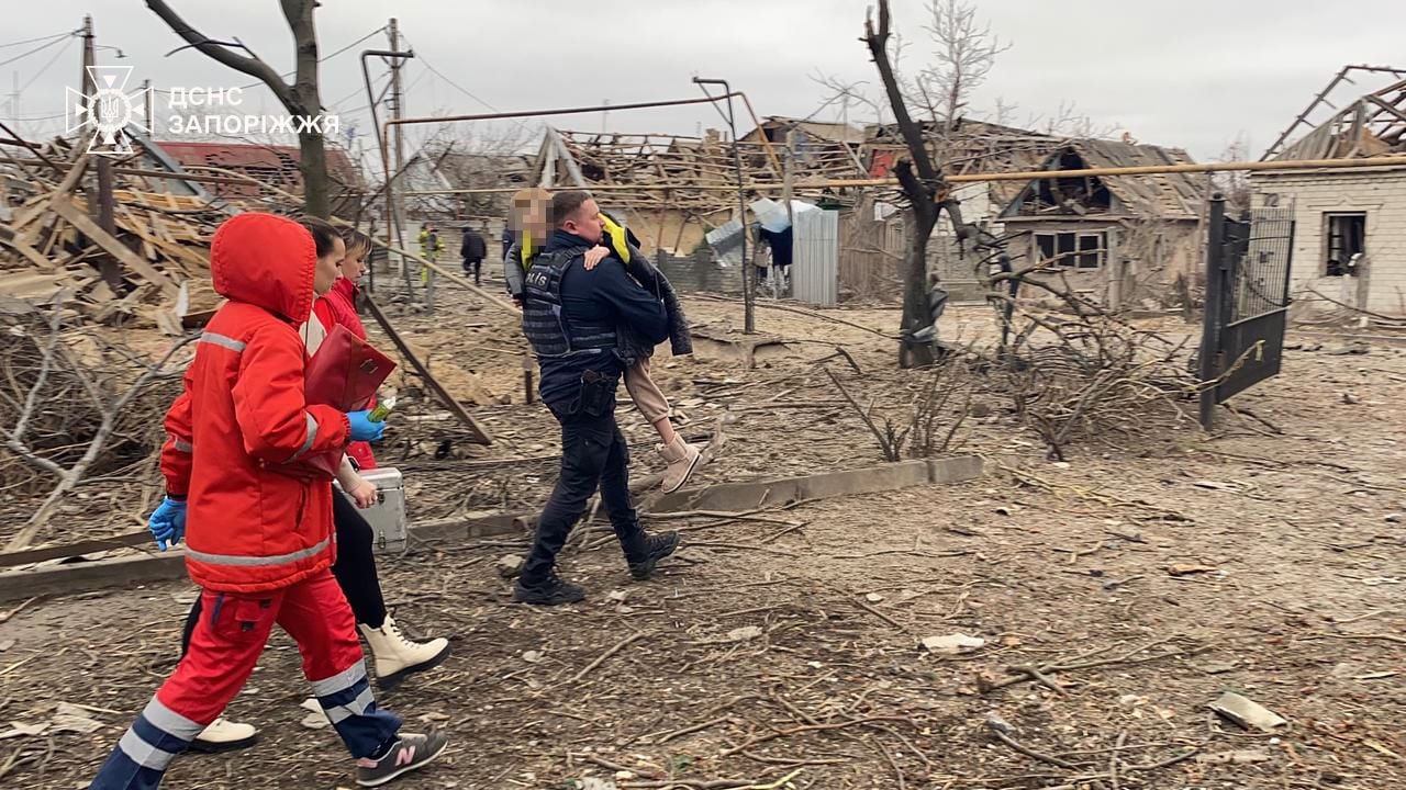 Наслідки обстрілу Запоріжжя. Фото: ДСНС