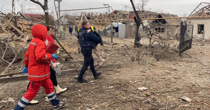 Последствия обстрела Запорожья. Фото: ГСЧС