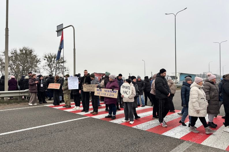 Селяни перекрили трасу на Житомирщині. Фото: соцмережі