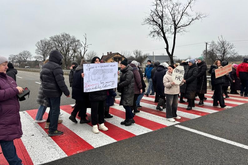Селяни перекрили трасу на Житомирщині. Фото: соцмережі