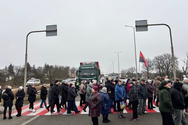 Селяни перекрили трасу на Житомирщині. Фото: соцмережі