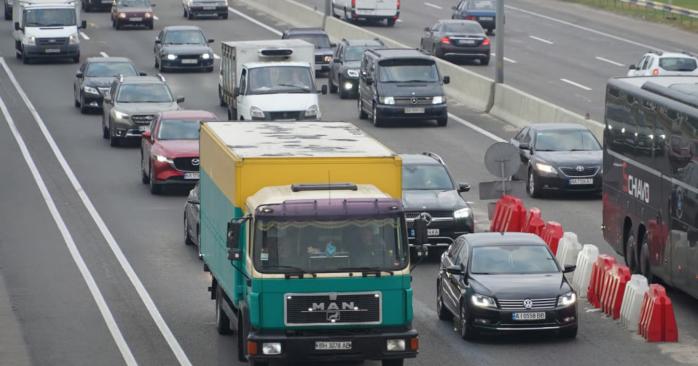 На трасі Одеса-Рені після російського обстрілу ввели обмеження на рух транспорту. ФІото: 