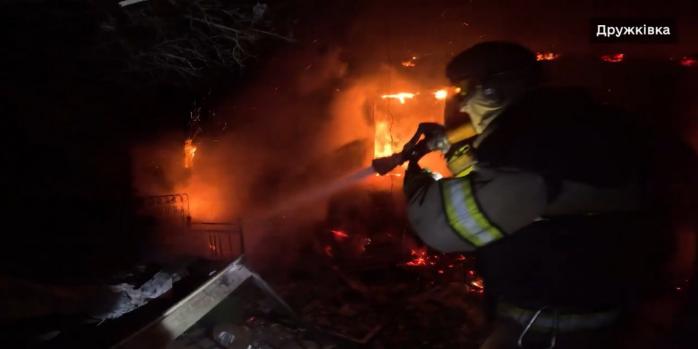 Російські обстріли спричиняють численні пожежі на Донеччині, скріншот відео