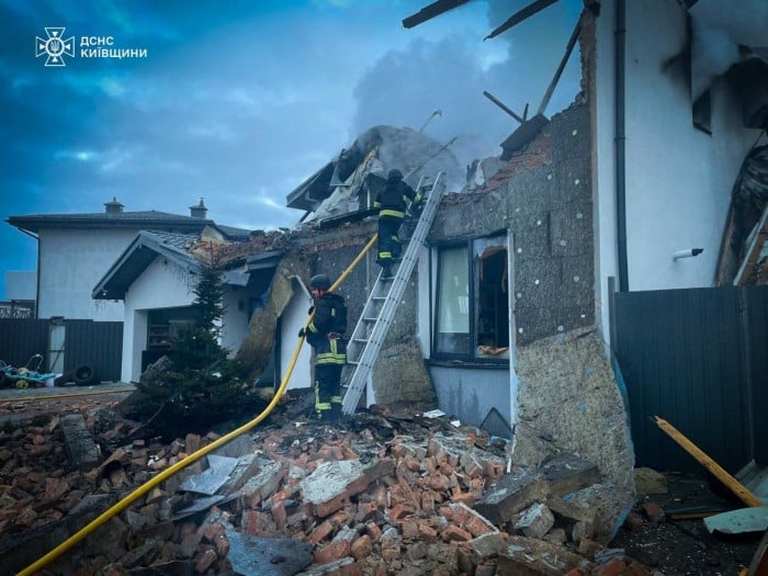 Наслідки російської атаки на Київщині, фото: ДСНС