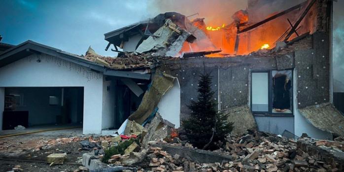 Последствия российской атаки в Киевской области, фото: ГСЧС