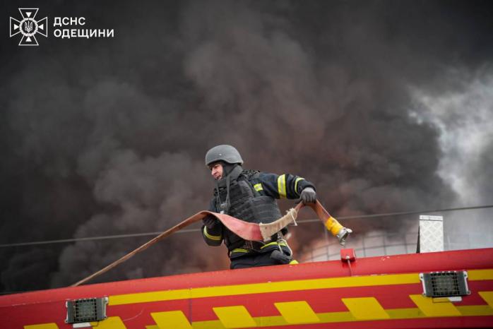 Армия РФ обстреляла Кременчуг в Полтавской области. Фото: ГСЧС