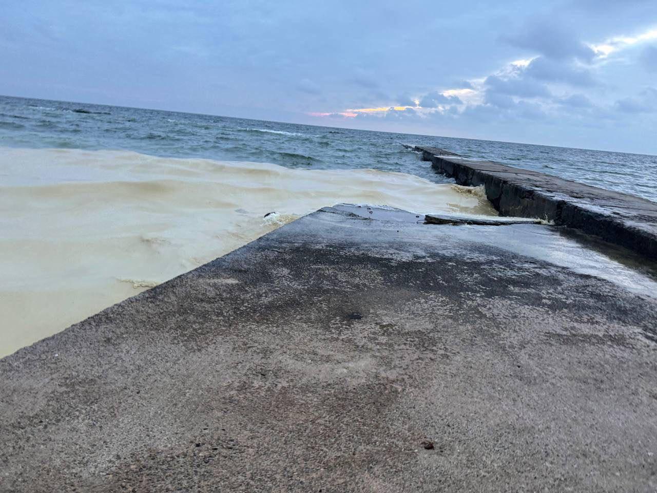 Потенційно нафтові плями виявили на пляжах Одеси. Фото: МВА