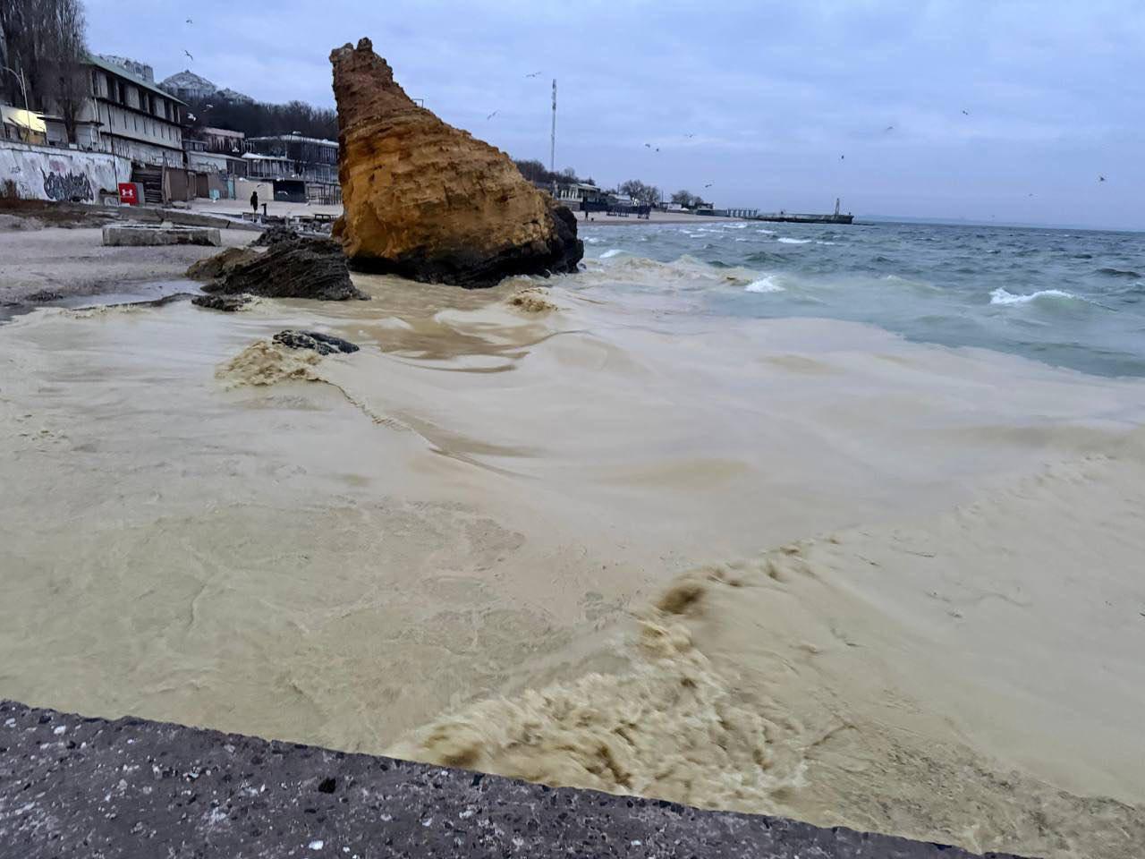 Потенційно нафтові плями виявили на пляжах Одеси. Фото: МВА